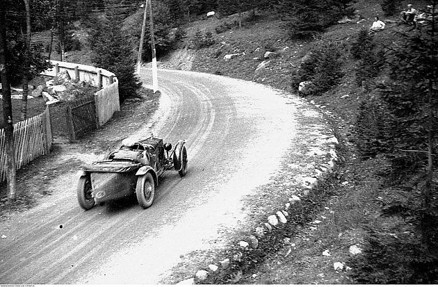 Závodník Adolf Szczyzycki na trati rallye do Vysokých Tater., zdroj: Wikimedia Commons, neznámý autor, volné dílo
