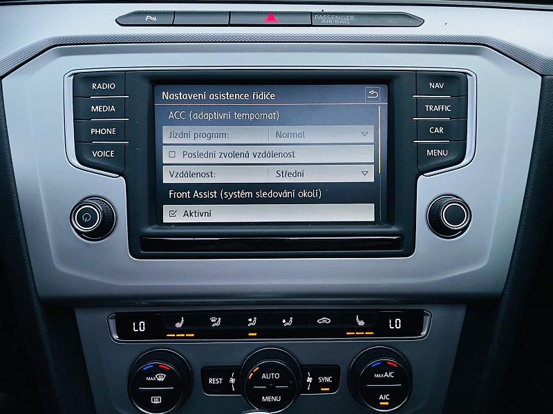 Volkswagen Passat 2.0TDI AUTOMAT VÝHŘEV SERVISKA - fotka 39 z 54