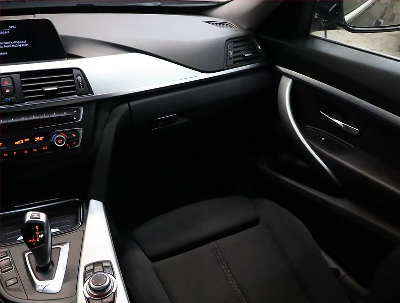 BMW Řada 3 (2015) Sport Line 320d xDrive GT - fotka 8 z 23