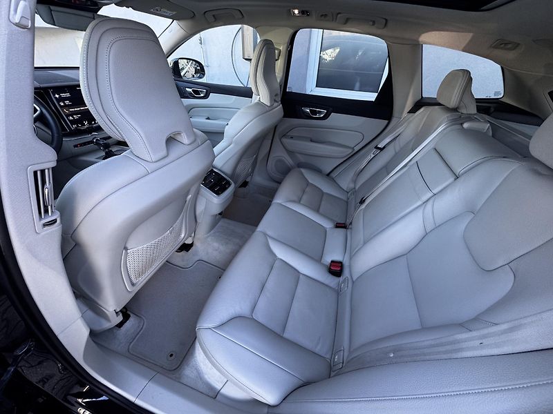 Volvo XC60 FWD B5/vzduch/4*klima/PANO/  - fotka 17 z 43
