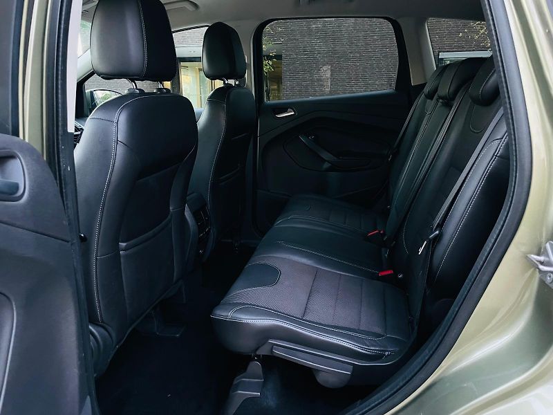 Ford Kuga 2.0TDCi 4x4 MAN TAŽNÉ 1MAJITEL - fotka 35 z 47