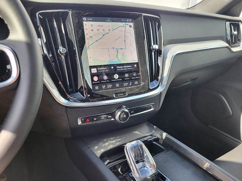 Volvo V60 PLUS DARK B4 FWD 145 kW - fotka 26 z 37