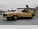 60 sekund (1974). Originál, podle něhož byl natočen moderní remake s Nicolasem Cagem. Příběh o krádeži vozů je opravdu plytký a amatérští herci kvalitě zrovna nepomáhají, na druhou stranu je zde 40minutová honička s původní Eleanor. Co chtít více?