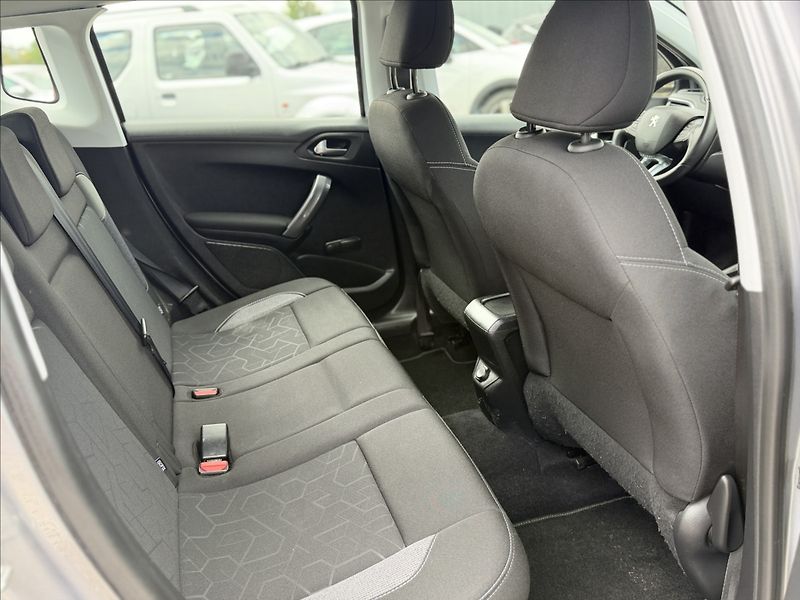Peugeot 2008 1,2 81kW AUTOMAT,NAVI,NOVÉ ČR - fotka 29 z 32