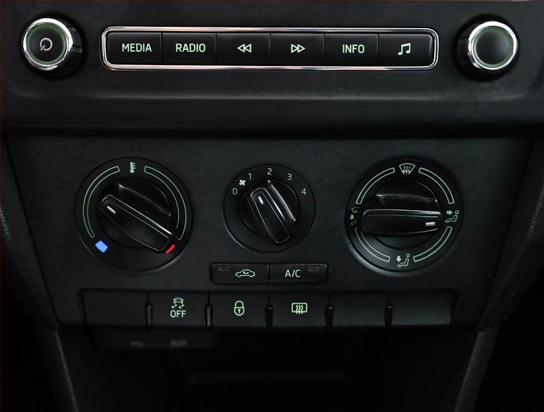 Škoda Rapid (2014) Spaceback 1.2 TSI, ČR,1.maj - fotka 11 z 17