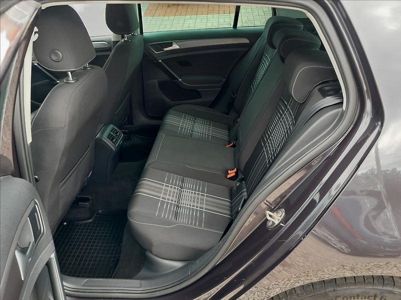 Volkswagen Golf VII 1,2 TSI 81kW LOUNGE - fotka 23 z 60