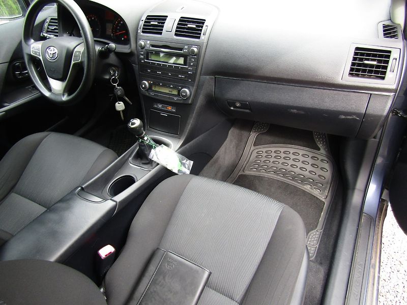 Toyota Avensis (2010) 1.6 16V  97kW  ZIMNÍ PNEU - fotka 14 z 37