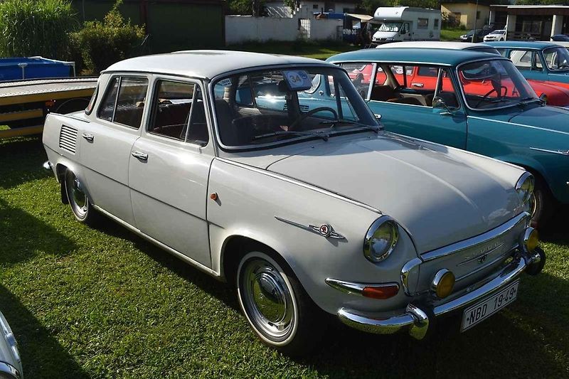Škoda 1000 MBG s historickým pozadím.
