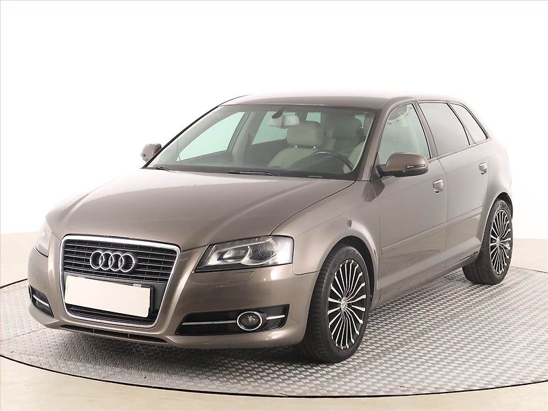Audi A3 (2012) 1.6 TDI, Navi, Xenony - fotka 2 z 16