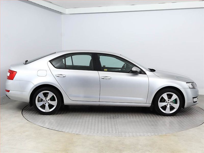 Škoda Octavia (2013) Elegance 1.6 TDI, Serv.kniha - fotka 6 z 16