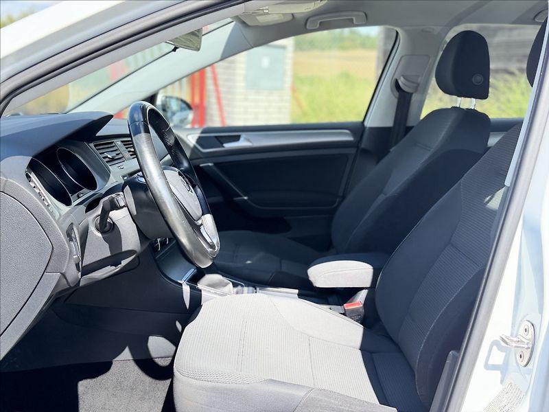 Volkswagen Golf 1,6 TDI NAVIGACE +SADA ALU KOL - fotka 9 z 25