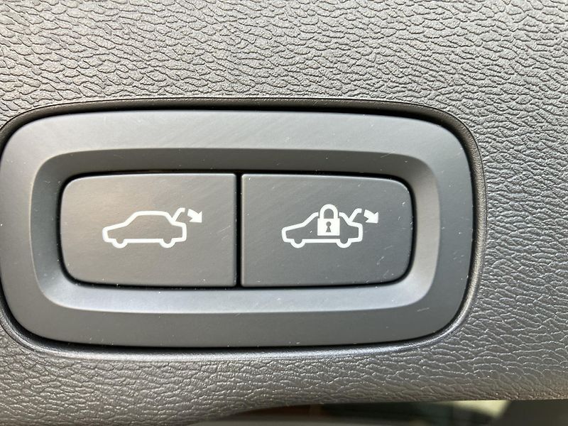 Volvo XC60 B5 AWD Plus Dark-REZERVACE - fotka 13 z 46
