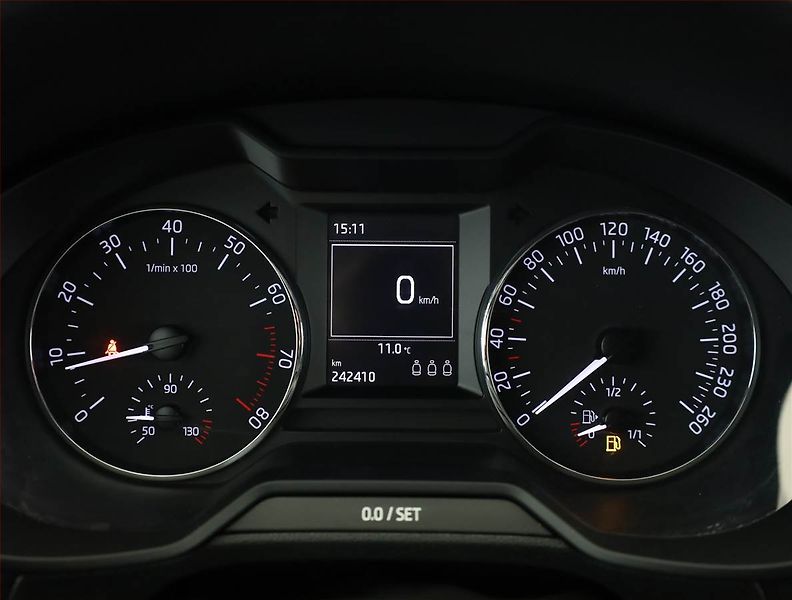 Škoda Octavia (2014) 1.8 TSI, Tempomat - fotka 9 z 16