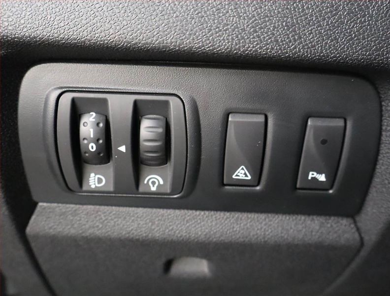 Renault Fluence (2011) 1.6 16V, nová STK, rezervace - fotka 17 z 18