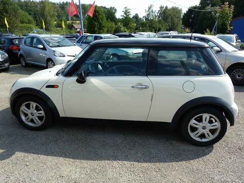 Mini Cooper 1.6 i 85 kw - fotka 9 z 17