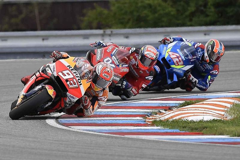 Motocyklová legenda Valentino Rossi při závodě na Masarykově okruhu v roce 2019.