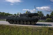 První armádní výcvik přesunu tanků Leopard 2A4 na dálnici D35.