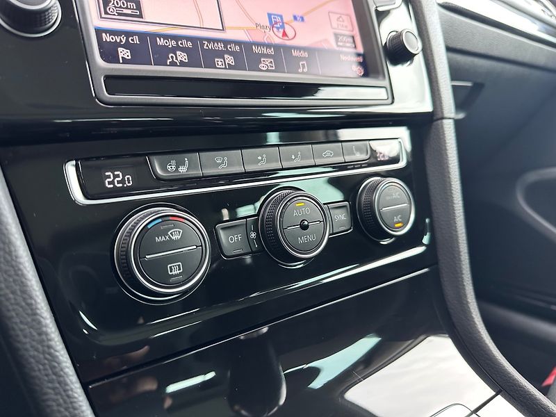 Volkswagen Golf (2017) 2.0TDi PO SERVISU,APP,PANORAMA - fotka 14 z 21
