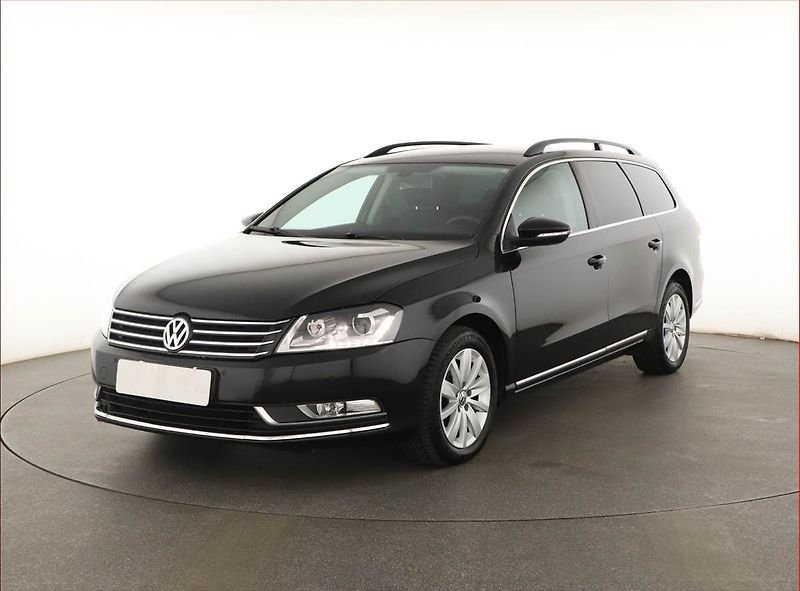 Volkswagen Passat (2012) 1.6 TDI, Xenony, Park. senzory - fotka 2 z 18