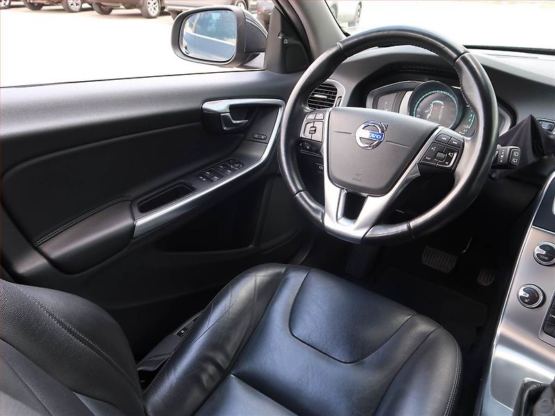 Volvo V60 (2014) D4 2.0, Automat, Navi, Xenony - fotka 7 z 18