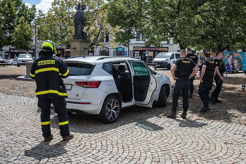 Záchranné složky policie a hasičů na frýdeckém náměstí, 17. června 2024, Frýdek-Místek.