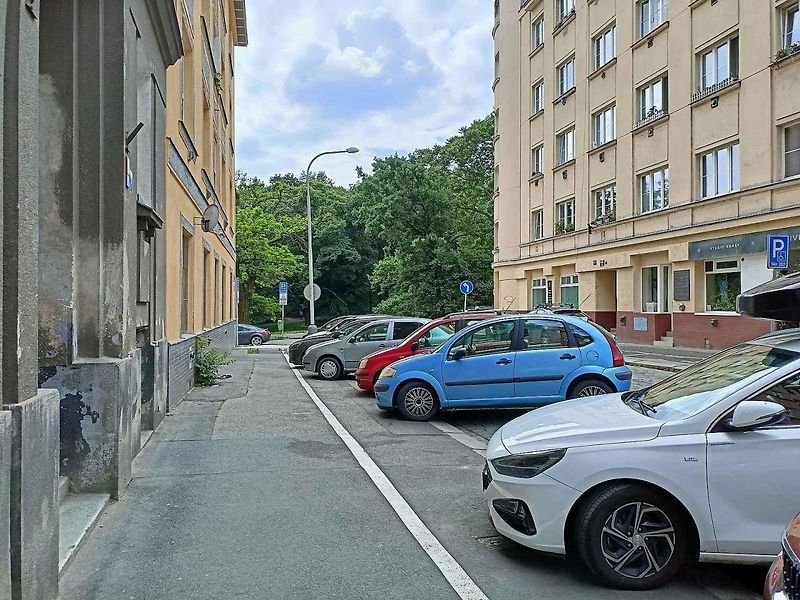 Parkování na místech pro invalidy, ilustrační.