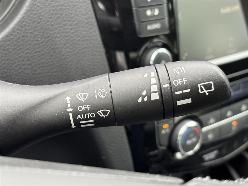 Nissan Qashqai 1,3 DIG-T Acenta VÝHŘEV KAMERA - fotka 28 z 37
