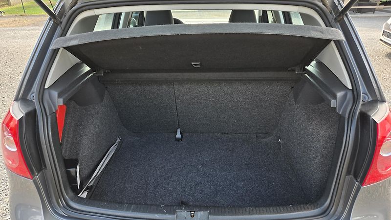 Volkswagen Golf 1.4 TRENDLINE  59KW - fotka 13 z 35