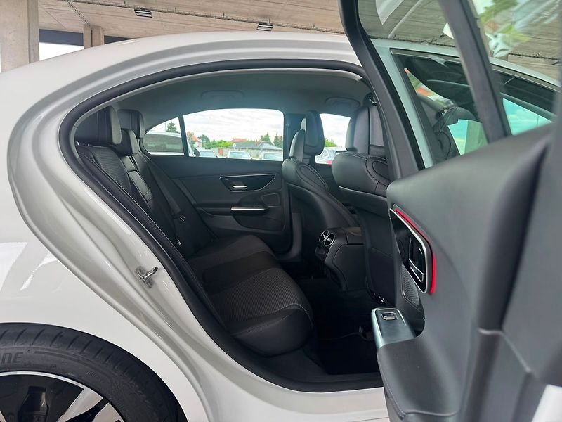 Mercedes-Benz Třídy C 220d 4MATIC - fotka 17 z 20