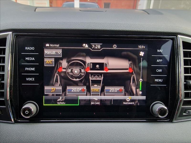 Škoda Karoq 2.0TDI DSG Style,ČR,1.Majitel - fotka 34 z 50