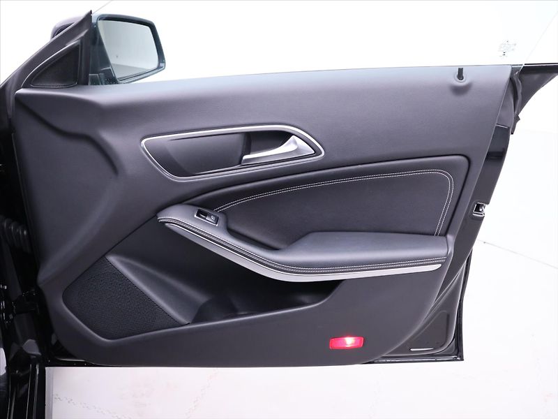 Mercedes-Benz CLA 2,0 250 155kW 4Matic Xenon - fotka 13 z 39