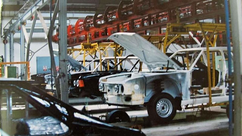Tatra 603 před branou závodu Příbor