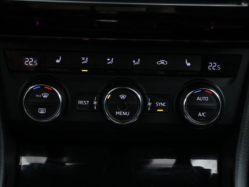 Škoda Superb 2,0 TDI 110kW Style CZ - fotka 28 z 39
