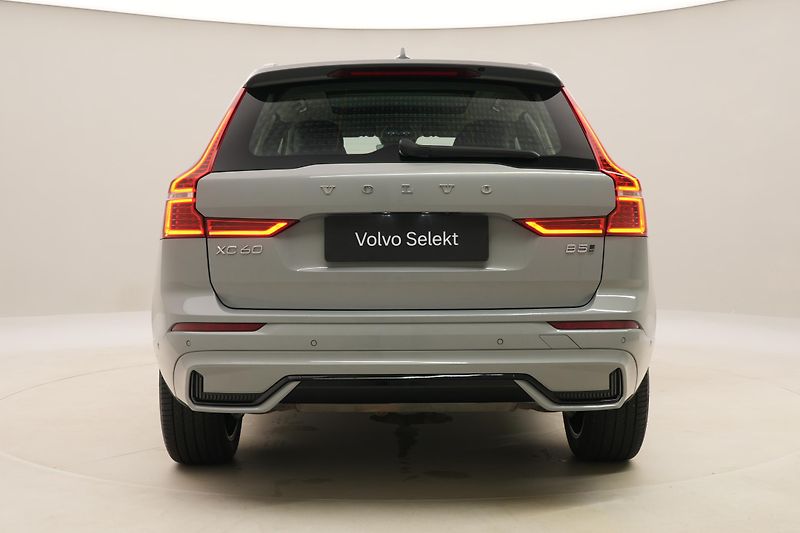 Volvo XC60 B5 AWD DARK ULTIMATE AUT CZ - fotka 11 z 60
