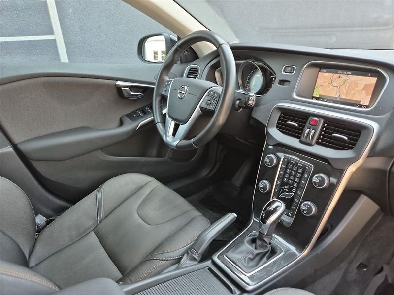 Volvo V40 2,0 D3 Cross Country - fotka 13 z 20