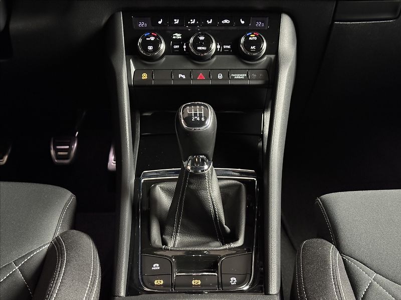 Škoda Karoq 2,0 TDi  Sportline LED Virtual - fotka 18 z 47