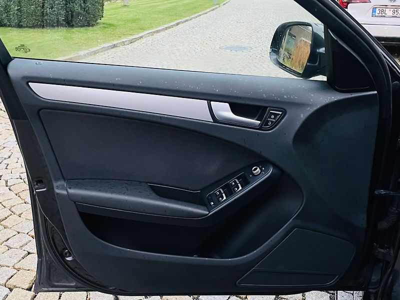 Audi A4 2.0TDI MANUÁL SENZORY NAVI - fotka 31 z 44
