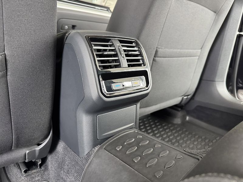 Volkswagen Passat 1,6TDI DSG*ComfortLine*ACC*Nav - fotka 29 z 32