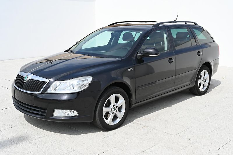 Škoda Octavia 2.0TDI 7/2011 Rezervace - fotka 9 z 50