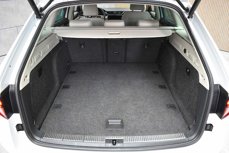 Škoda Superb TDI 147kW 4x4*L&K*TAŽNÉ*ČR 1.M - fotka 46 z 49