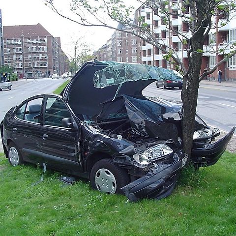 Tam, kde auto bezpečně zastaví, v 60 km/h pokračuje ještě 9 metrů, zdroj: Thue/Wikimedia (Volné dílo)