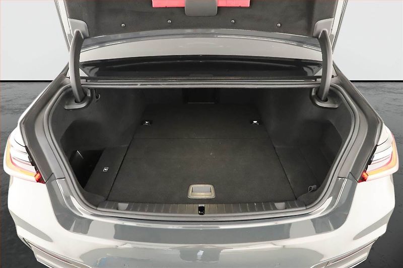 BMW Řada 7 (2019) 745Le - fotka 18 z 19