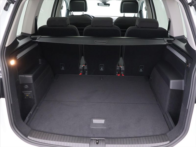 Volkswagen Touran 2,0 TDI DSG R-Line 1.Maj DPH - fotka 10 z 34