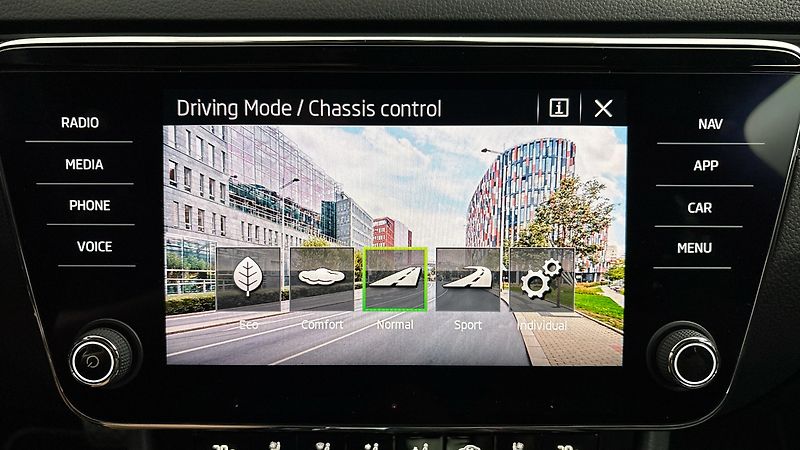 Škoda Superb 2.0 TDI DSG 4x4 L&K - fotka 32 z 32
