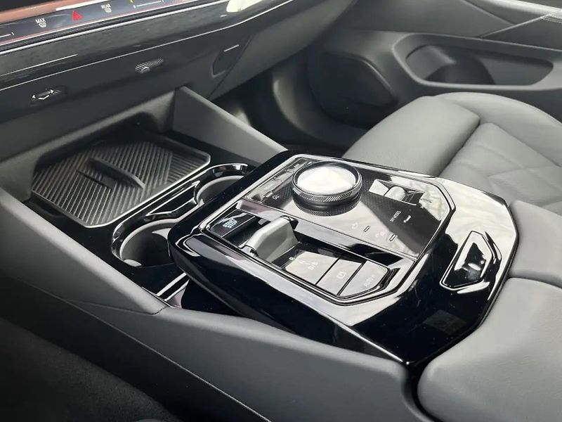 BMW i5 xDrive40 M-Sport Pro B&W Venti - fotka 10 z 10