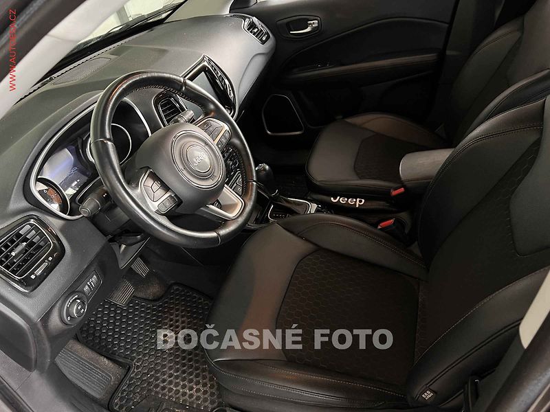 Jeep Compass (2021) 1.3 T, 2.maj,ČR, ACC, xenon - fotka 3 z 3