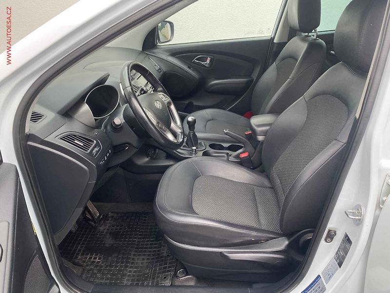 Hyundai ix35 (2010) 2.0 i 4WD, ČR, AC, TZ, park - fotka 9 z 16