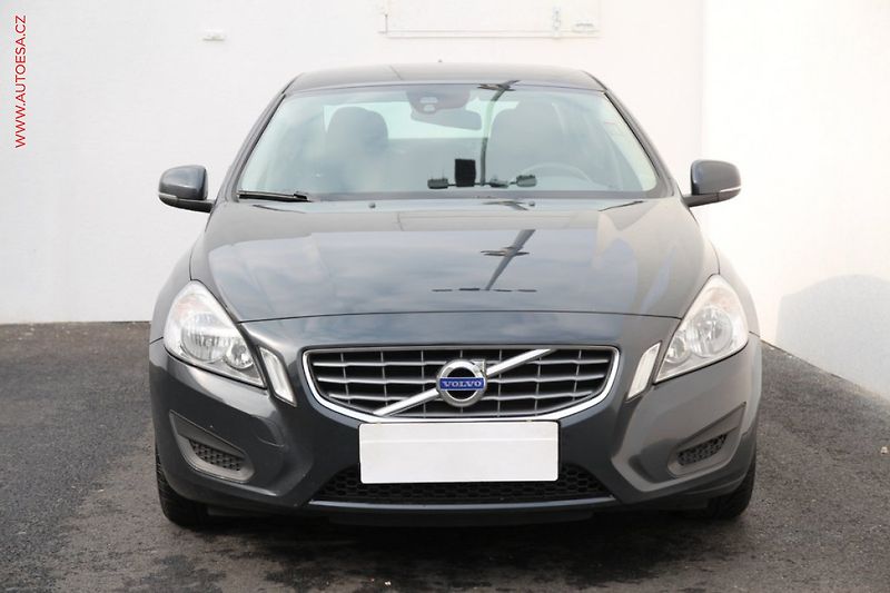 Volvo S60 (2012) 2.0D3, Momentum, AT - fotka 2 z 3