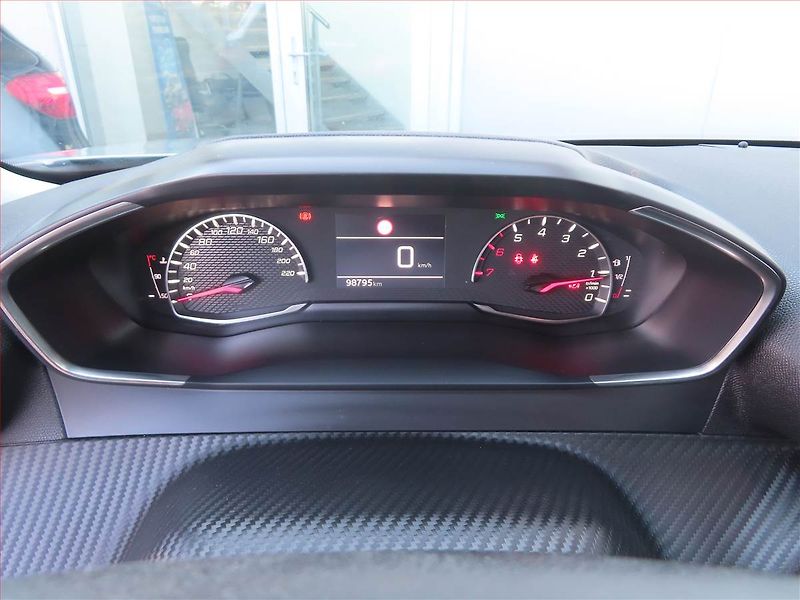 Peugeot 2008 (2020) 1.2 PureTech, Navi, Tempomat - fotka 11 z 20