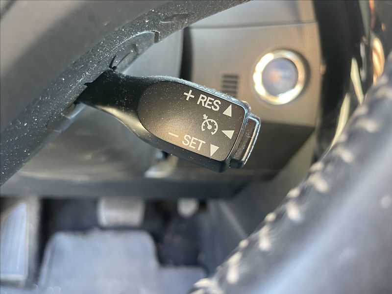 Toyota Auris 1,8 E-CVT Hybrid CZauto 1maj D - fotka 15 z 37